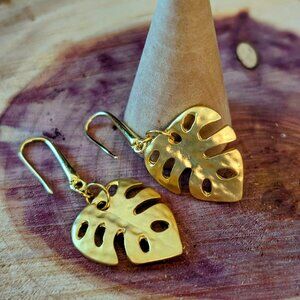 GOLD MONSTERA EARRINGS: Beautiful monstera leaf earrings. Gold plate. Botanical.